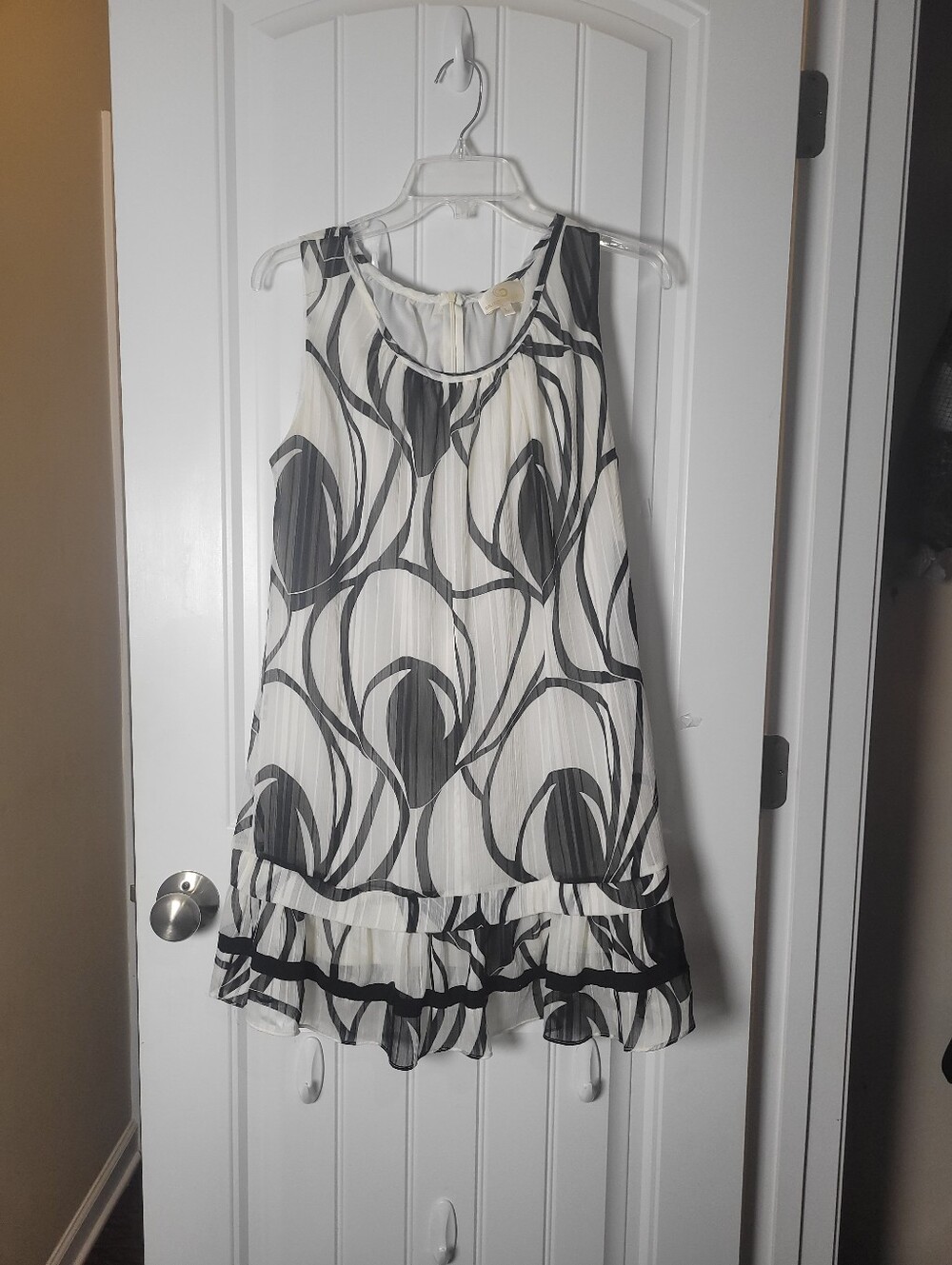 Collective Concepts Sleeveless Black & White Floral Print Ruffled Hem Dress.